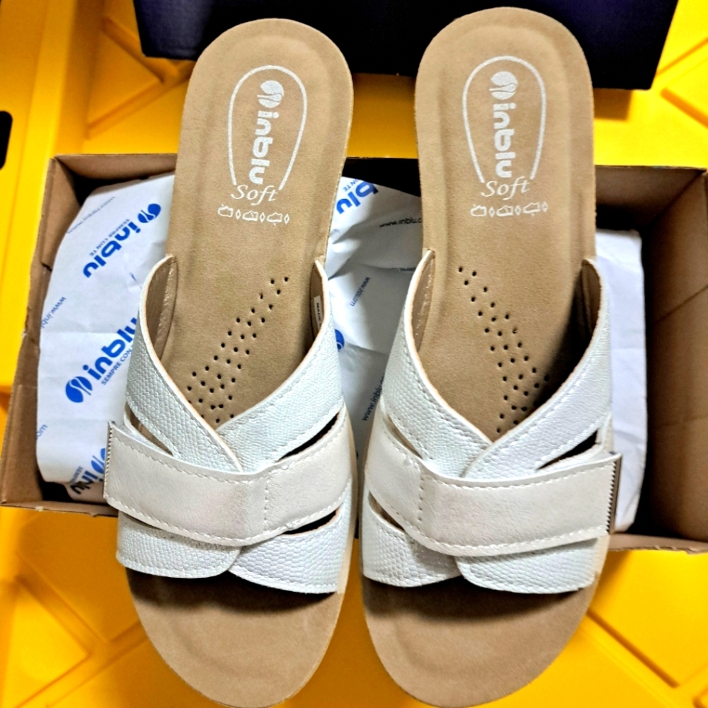 BRAND NEW wedge SANDALS leather CUSHIONED FOOTBED white SIZE 7 metallic INBLU - Picture 5 of 5